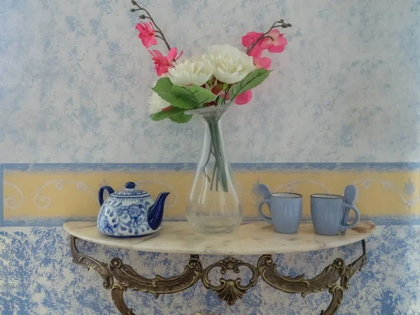 Bule Porcelana Xícaras Uma Mesa Com Vaso Com Flores Artificiais — Fotografia de Stock