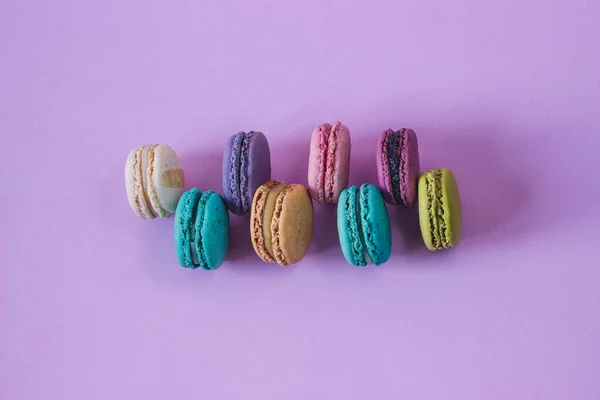 Macarons Français Couleurs Assorties Dans Une Rangée Isolée Sur Fond — Photo