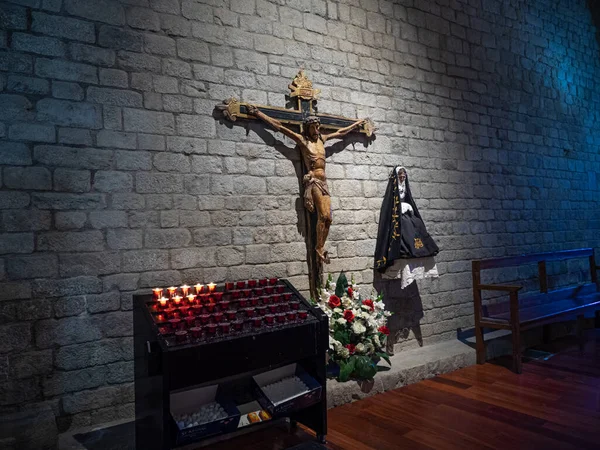 一座教堂的内部 在十字架上有耶稣的木雕 在悲伤的圣母玛利亚 有鲜花和蜡烛 横向的照片 基督教的概念 — 图库照片