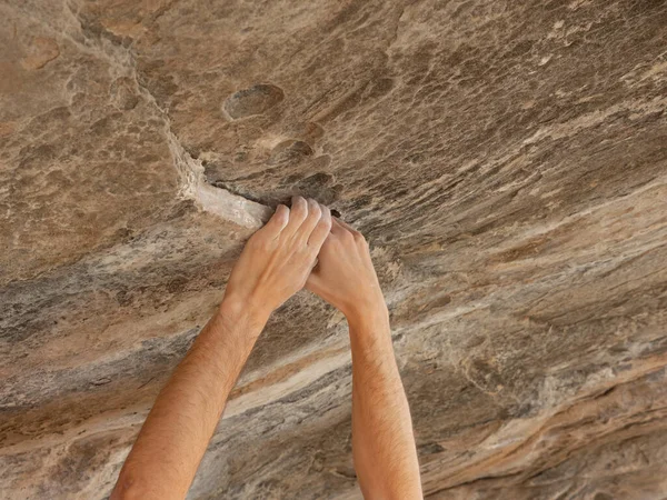 Руки Пальці Перев Язані Білою Магнезією Молодого Альпініста Природному Середовищі — стокове фото