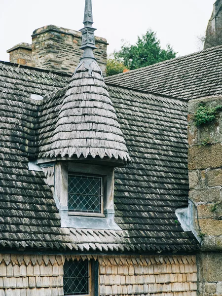 Fenster Ragen Zwischen Dachziegeln Hervor Mittelalterliche Hausdächer — Stockfoto