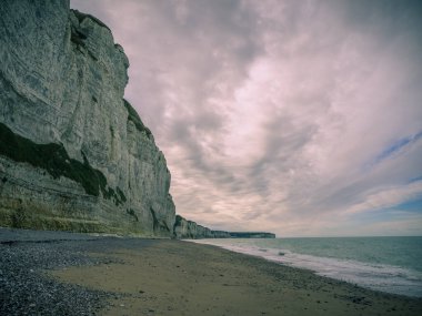 Yüksek kaya oluşumları olan kıyılar. Fecamp, Fransa yakınlarında, beyaz kayalıkları olan Normandiya kıyıları