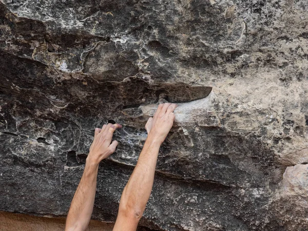 Ręce Palce Zabandażowane Białą Magnezją Młodego Alpinisty Naturalnym Środowisku Koncepcja — Zdjęcie stockowe