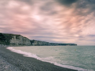 Yüksek kaya oluşumları olan kıyılar. Fecamp, Fransa yakınlarında, beyaz kayalıkları olan Normandiya kıyıları