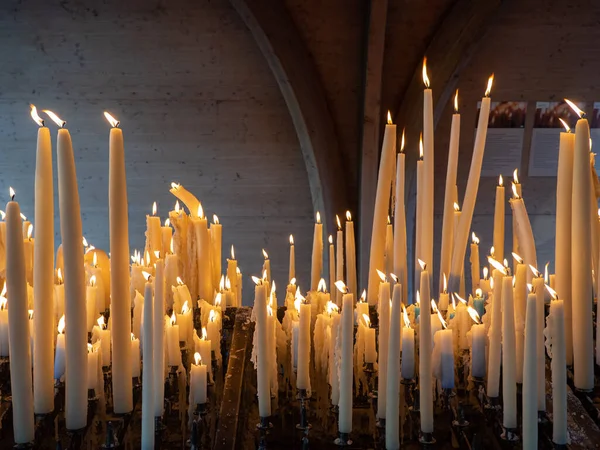 在法国的卢尔德 蜡烛燃烧着对信仰或希望的渴望 宗教概念 — 图库照片