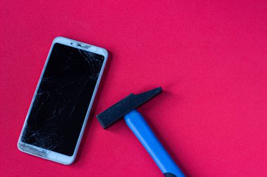 Kırık bir ekranın makro görüntüsü. Modern bir akıllı telefonun sayısız çatlağı ve çekici var.