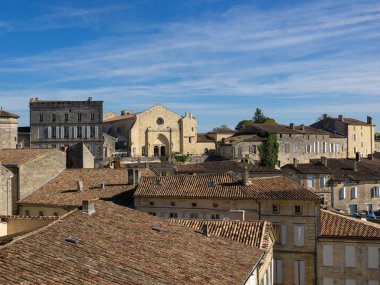 Saint Emilion 'un çatıları - Bir Unesco Dünya Mirası Alanı. Aziz Emilion 'un panoramiği. Fransa