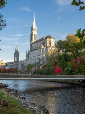 Lourdes France 'daki Bazilika Notre Dame Panoramik Görünümü.