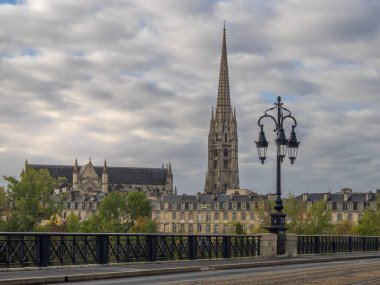 Bordeaux 'daki Garonne nehri üzerindeki taş köprü St. Michel katedrali, Fransa.