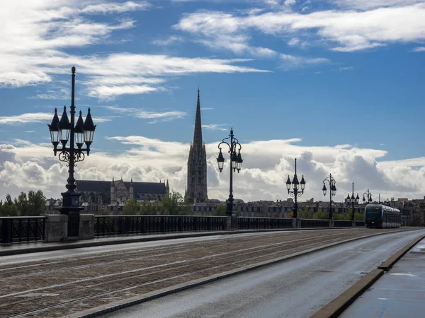 Kőhíd Garonne Folyón Bordeaux Ban Szent Mihály Székesegyházzal Franciaország — Stock Fotó