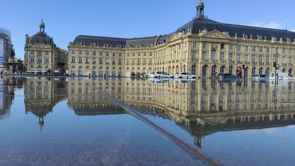 Bordeaux, Fransa - 21 Ekim 2021: Royale Meydanı (Place Bourse) önündeki rıhtımın aynası. Bu su aynası, onu dünyanın en büyük su aynası yapıyor..