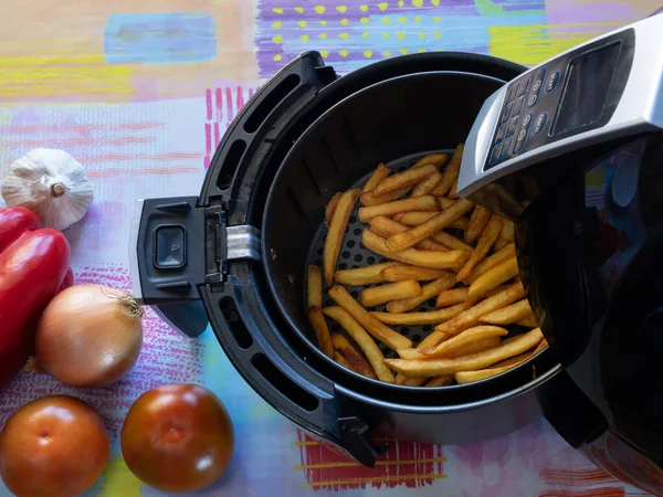 在一张桌子上摆满了炸薯条和蔬菜的空中法国餐馆的头像 健康食品概念 图库图片