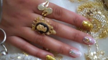 Gelinin değerli giysileri ve aksesuarları.