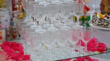 Bir düğün yemeğinde gözlük piramidi