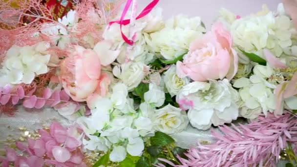 Delicadas Flores Brancas Rosa Decoração Com Flores Mesa Férias — Vídeo de Stock