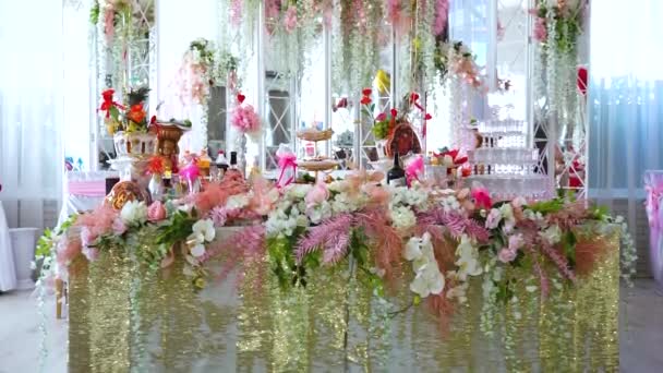 Святковий Весільний Стіл Наречених Прикрашений Квітами — стокове відео