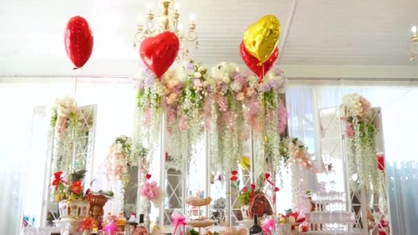 Feestelijke Bruidstafel Versierd Met Bloemen Rode Ballonnen — Stockvideo