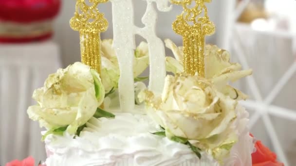 Kırmızı Güllü Büyük Beyaz Düğün Pastası Pastanın Üzerinde Gelin Figürleri — Stok video