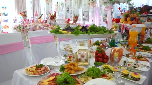 Esküvői Bankett Terem Cigány Esküvő Díszített Felszolgált Asztalok — Stock videók