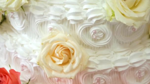 Grand Gâteau Mariage Blanc Avec Des Roses Rouges Figures Mariées — Video