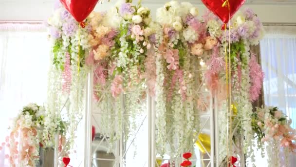 Festliche Hochzeitstafel Der Bräute Ist Mit Blumen Und Roten Luftballons — Stockvideo