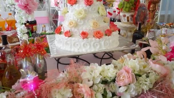 Pastel Boda Blanco Grande Con Rosas Rojas Figuras Novias Pastel — Vídeos de Stock