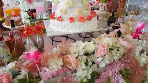 Pastel Boda Blanco Grande Con Rosas Rojas Figuras Novias Pastel — Vídeo de stock