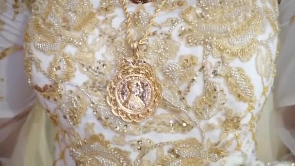 Vestido Noiva Decorado Com Ouro Medalhão Ouro Vestido Noiva Casamento — Vídeo de Stock