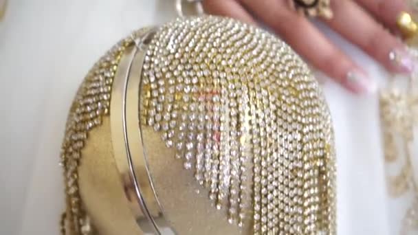 花嫁のドレスは金で飾られている 花嫁の黄金のハンドバッグ — ストック動画