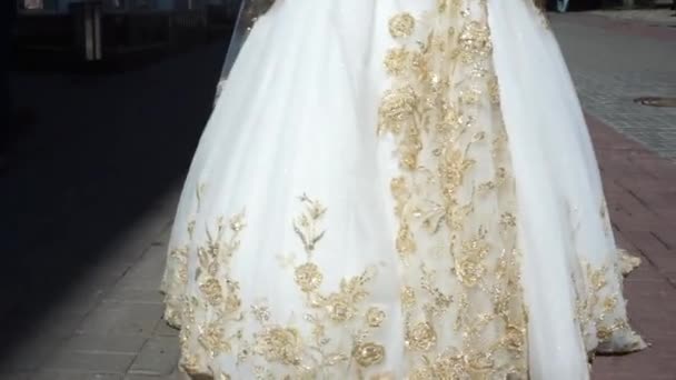 Menyasszony Arany Hímzett Ruhában Sétál Utcán — Stock videók