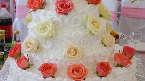 Pastel Boda Blanco Grande Con Rosas Rojas Figuras Novias Pastel — Vídeo de stock