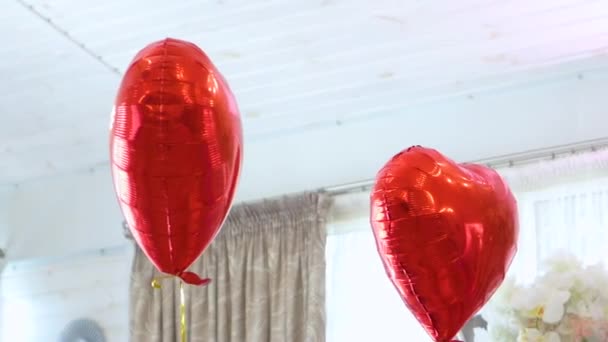 Decoratie Van Feestzaal Met Witte Kunstbloemen Rode Hartvormige Ballonnen — Stockvideo