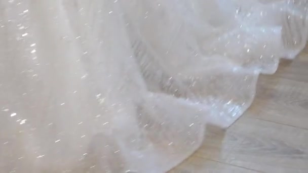花嫁のドレスのスカートの底 花嫁は白い輝くドレスで回転します — ストック動画