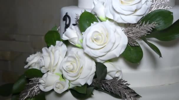 Grand Gâteau Mariage Blanc Avec Des Roses Crème — Video
