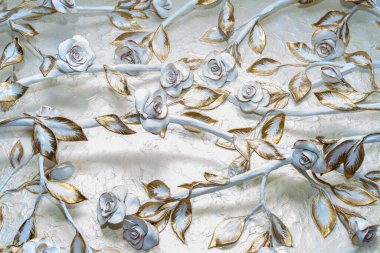 Oda dekorasyonu. Duvarda çiçekler ve altın yapraklar