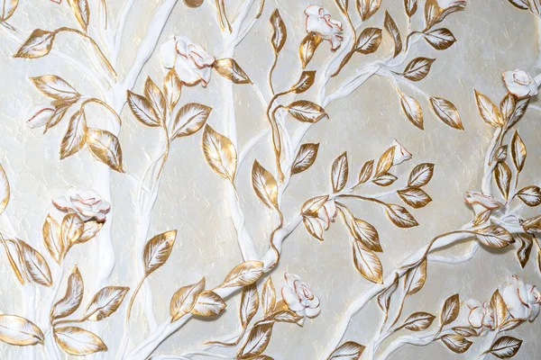 Room decoration. Flowers and golden leaves sculpted on the wall — Stock Photo, Image