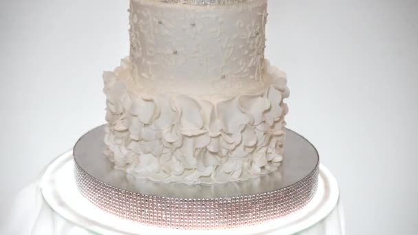 Big white wedding cake. Wedding cake in the banquet hall close-up. — Video