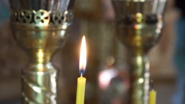 Tanrının tapınağında mumlar yanıyor.