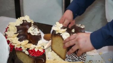 Adam Ukrayna düğün somununu bıçakla kesiyor.