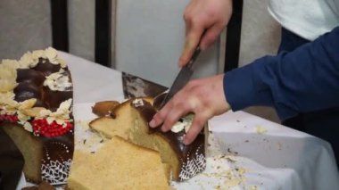 Adam Ukrayna düğün somununu bıçakla kesiyor.