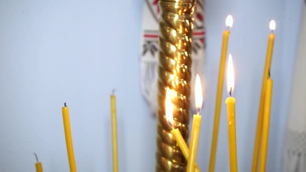 Świece płoną w świątyni Boga. — Wideo stockowe