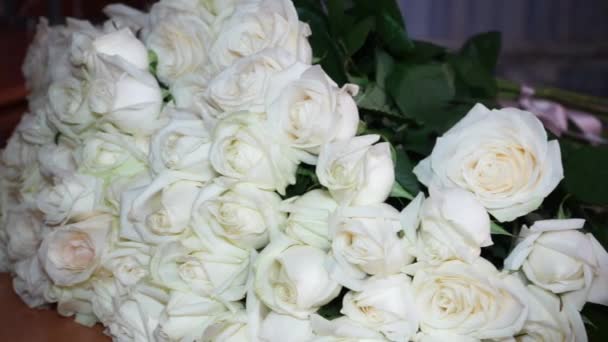 Grande buquê de rosas brancas deitadas sobre a mesa — Vídeo de Stock
