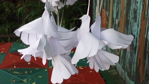 Palomas de paz hechas por niños ucranianos a partir de papel blanco — Vídeos de Stock