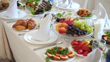 Festival masası çeşitli yemeklerle servis edilir.