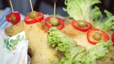 Ukrayna 'da bir tatil masasında büyük pişmiş hindi.