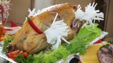 Büyük pişmiş hindi, tatil masasında. Yakın plan.