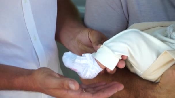 Pria Itu Mengukur Kaki Anak Itu Dengan Tangannya — Stok Video