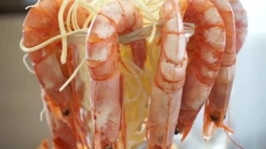 Bira tabağında büyük karides ve deniz ürünleri.