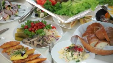 Şükran Günü 'nde büyük bir hindiyle servis edilir.