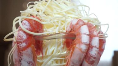 Kral karides peyniri ve deniz ürünleri Tatil masasında yemeye hazır